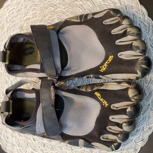 Vibram five finger shoes sz 42 blk/gry